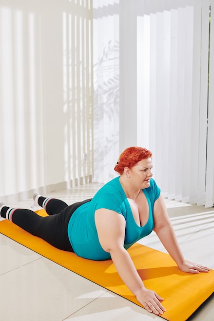 Mujer con sobrepeso practicando yoga