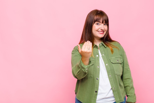 Mujer con sobrepeso que se siente feliz, exitosa y segura, enfrenta un desafío y dice ¡adelante! o dándote la bienvenida