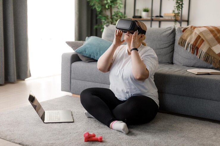 Mujer con sobrepeso usando auriculares VR