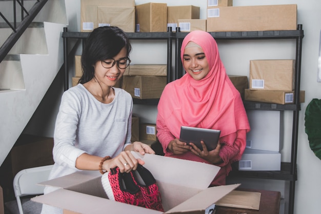 Mujer socia comercial en pequeña oficina