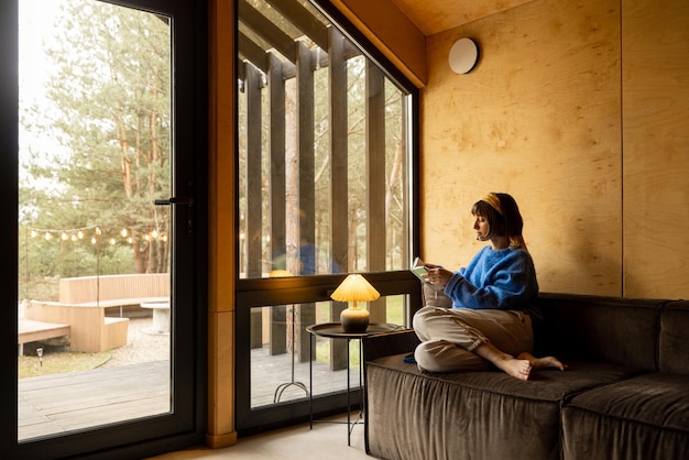 mujer, en, sofá, en, casa de madera, en, naturaleza