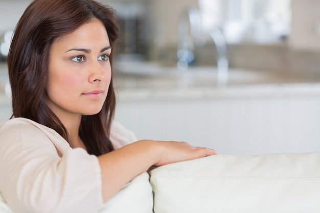 Mujer en el sofá mirando pensativo