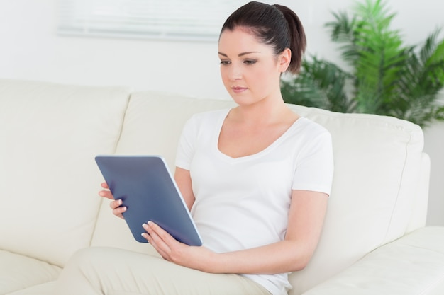 Mujer en el sofá con una tablet pc