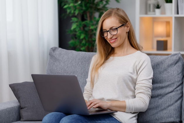 Mujer en el sofá usando laptop