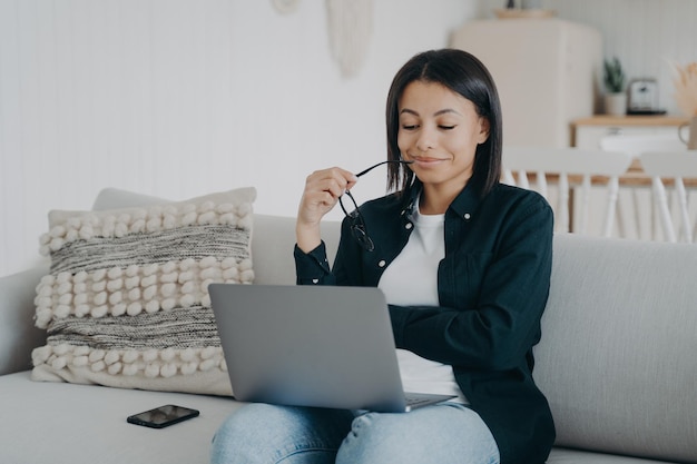 Mujer sofisticada confiada en el concepto de carrera laboral La empresaria está trabajando en una computadora portátil desde casa