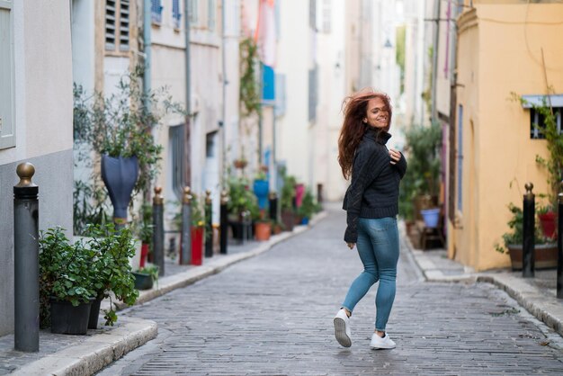 Mujer sola en una calle vacía