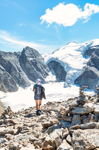 Una mujer sola durante una caminata de alta montaña