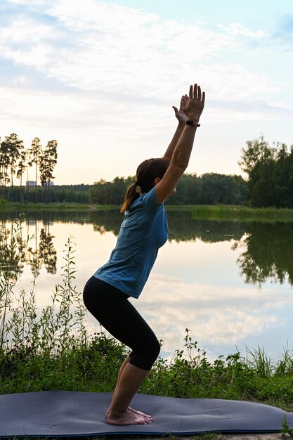 Foto la mujer está sola con la naturaleza en el lago. el concepto de soledad con la naturaleza.