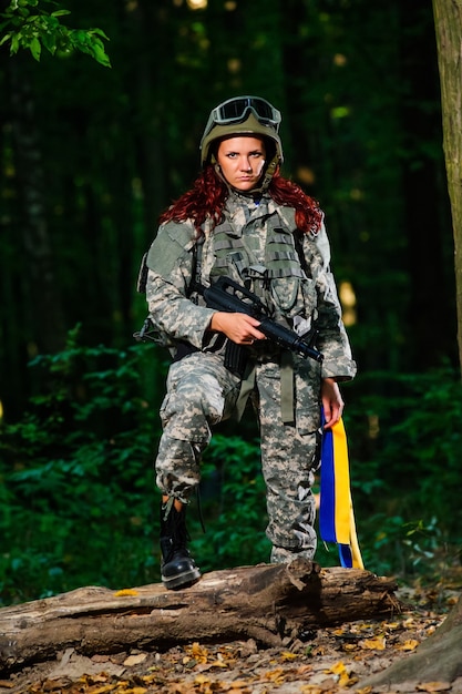 Mujer soldado en el bosque