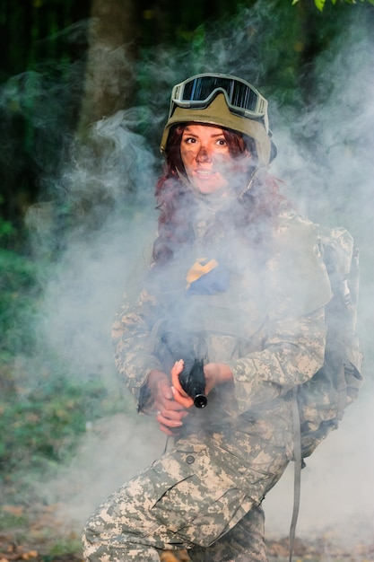 Mujer soldado en el bosque