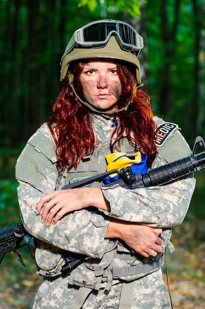 Mujer soldado ucraniana en el bosque