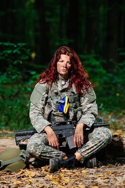 Mujer soldado ucraniana en el bosque