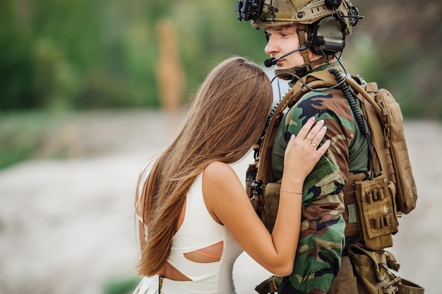 Mujer y soldado en uniforme militar se despiden