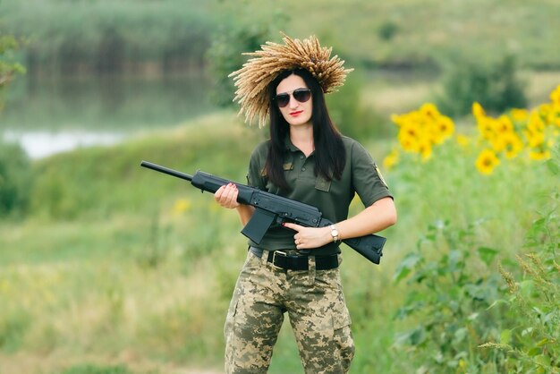 Mujer soldado en uniforme militar Una niña en uniforme militar con un arma Mujer ucraniana en una corona
