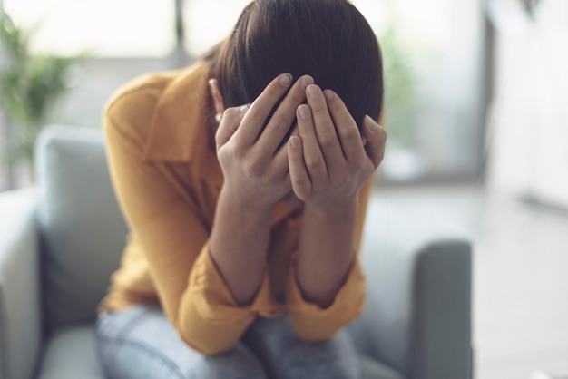 Foto mujer solitaria joven llorando en casa