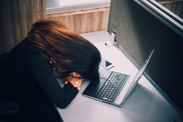 Mujer solitaria y triste Ella piensa en el amor, el desamor, El corazón roto por la decepción, la gente de Tailandia, la mujer de negocios.