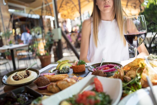 Una mujer soltera disfrutando de un momento feliz durante el almuerzo