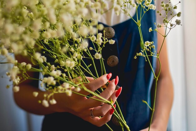 mujer soltera, tenencia, flores blancas