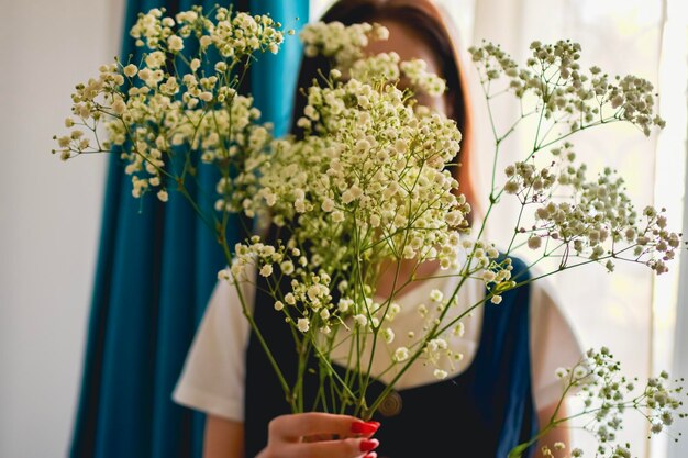 mujer soltera, tenencia, flores blancas