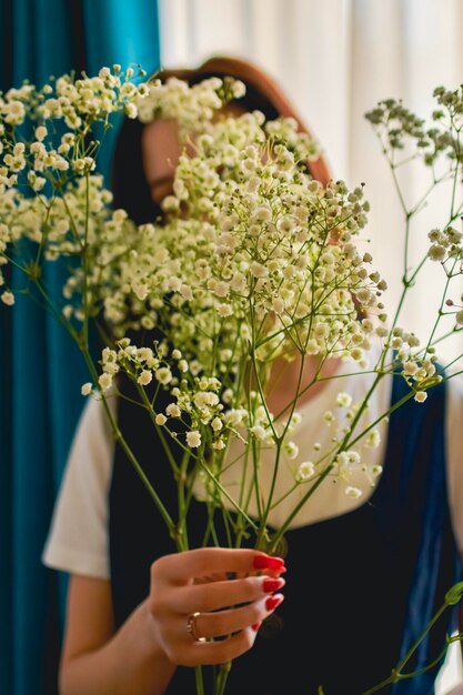 mujer soltera, tenencia, flores blancas