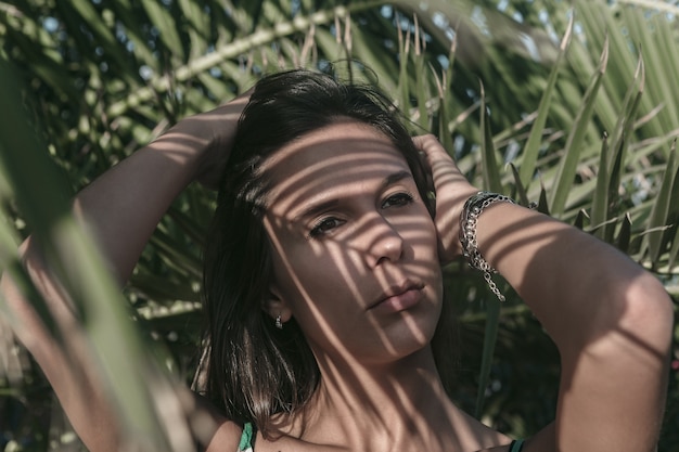 Mujer con sombras en la cara