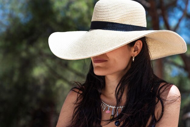 Mujer con sombrero al aire libre