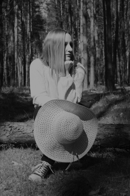 Foto mujer con sombrero en el campo en el bosque