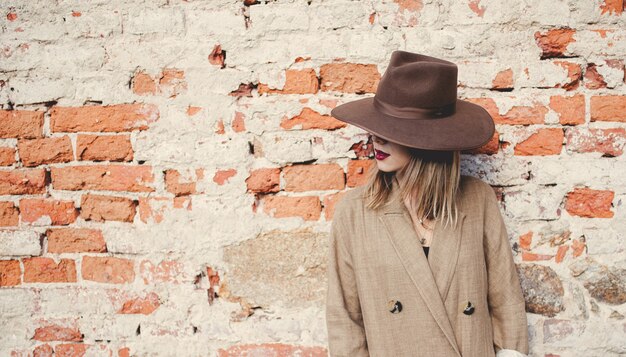 Mujer con sombrero y chaqueta de estilo