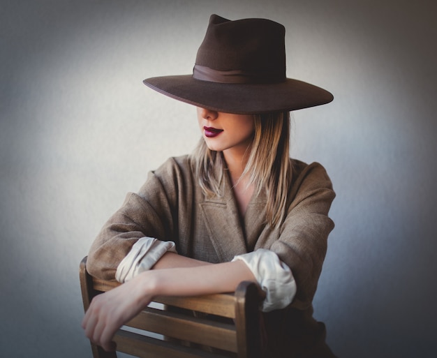 Foto mujer con sombrero y chaqueta