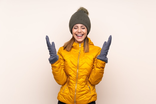 Mujer con sombrero de invierno riendo