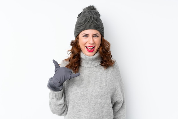 Mujer con sombrero de invierno sobre pared aislada