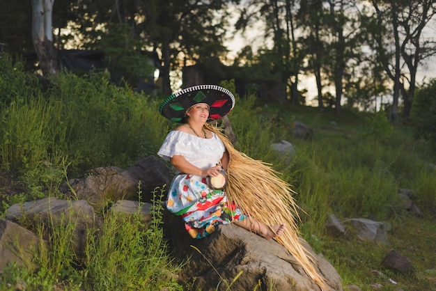 Mujer con sombrero mexicano en un paisaje rural Celebración del Cinco de Mayo en México