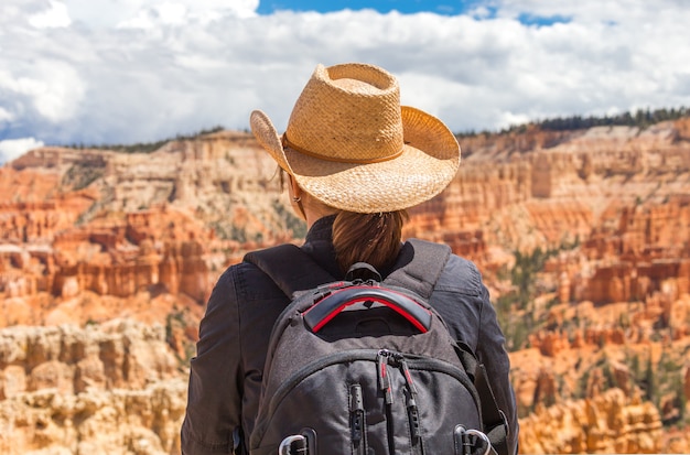 Mujer con sombrero mirando el Bryce Canyon, Utah, EE.UU.