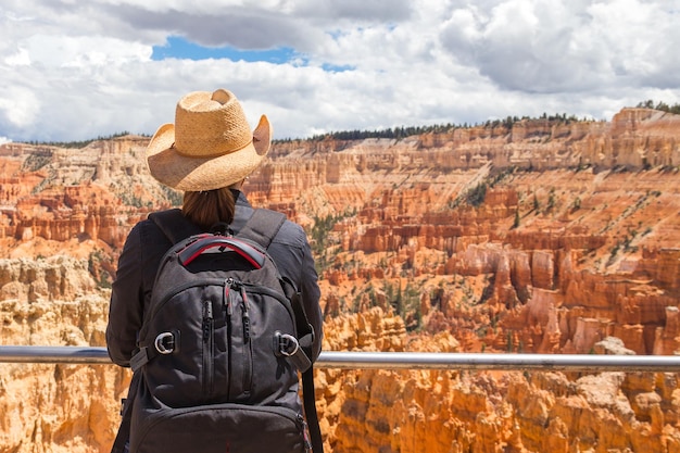 Mujer con sombrero mirando el Bryce Canyon Utah, EE.UU.