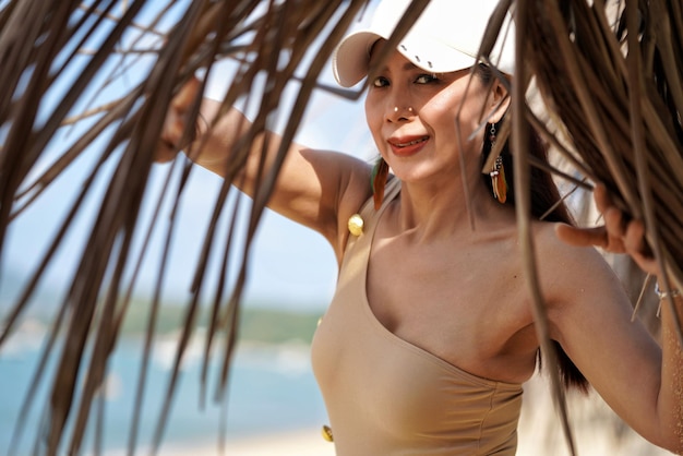 Foto mujer con sombrero mirando a la cámara