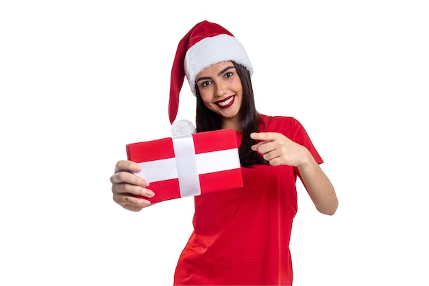 Mujer con sombrero de Navidad sosteniendo un regalo, aislado sobre fondo blanco.