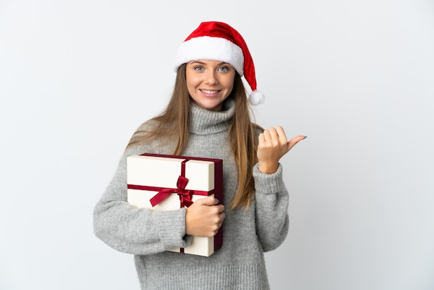 mujer con sombrero de navidad sosteniendo regalos