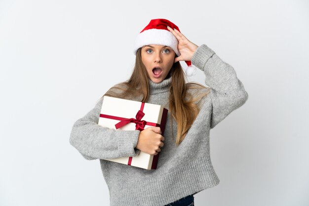 mujer con sombrero de navidad sosteniendo regalos