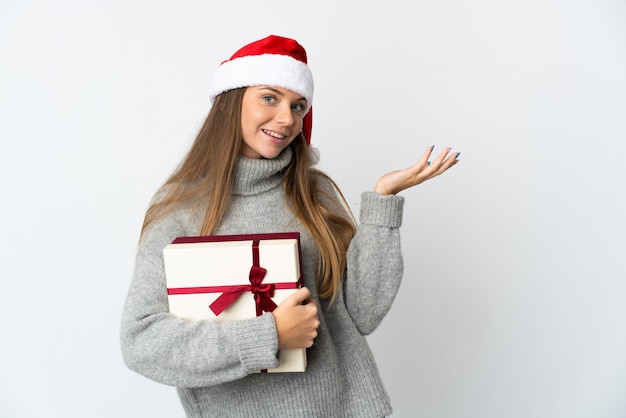 mujer con sombrero de navidad sosteniendo regalos