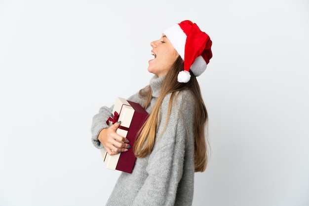 mujer con sombrero de navidad sosteniendo regalos