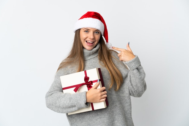 mujer con sombrero de navidad sosteniendo regalos