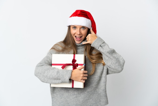 mujer con sombrero de navidad sosteniendo regalos