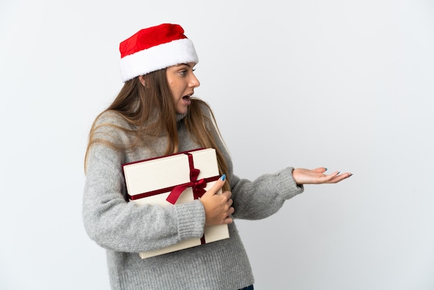 mujer con sombrero de navidad sosteniendo regalos