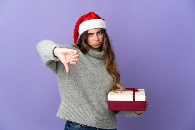 mujer con sombrero de navidad sosteniendo regalos