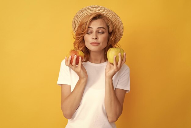 Mujer con sombrero de paja comiendo alimentos saludables salud juvenil manzana fresca orgánica natural