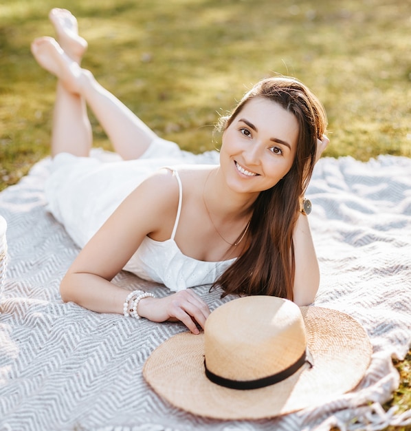 mujer con un sombrero de paja en la primavera en el parque