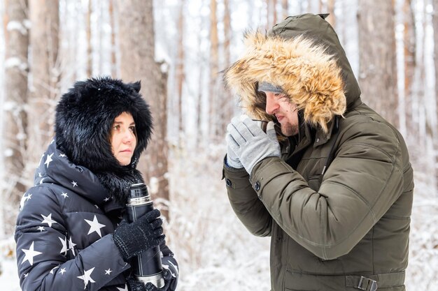 Foto mujer con sombrero de pie en la nieve