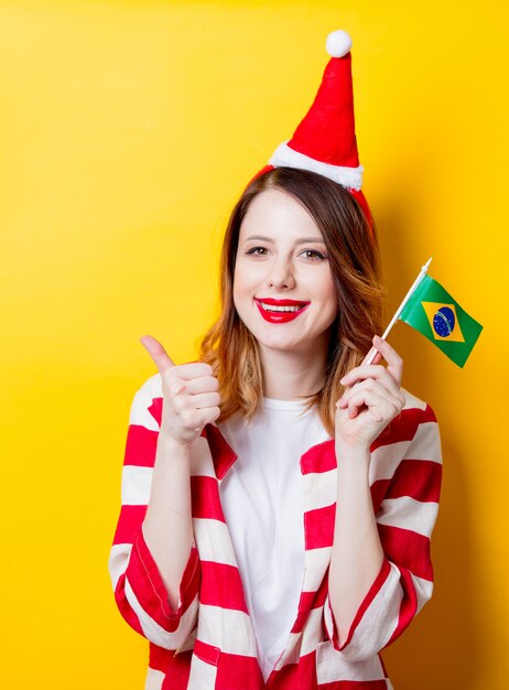 mujer en sombrero de santa claus con la bandera de brasil