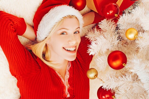 Mujer con sombrero de santa claus el día de navidad