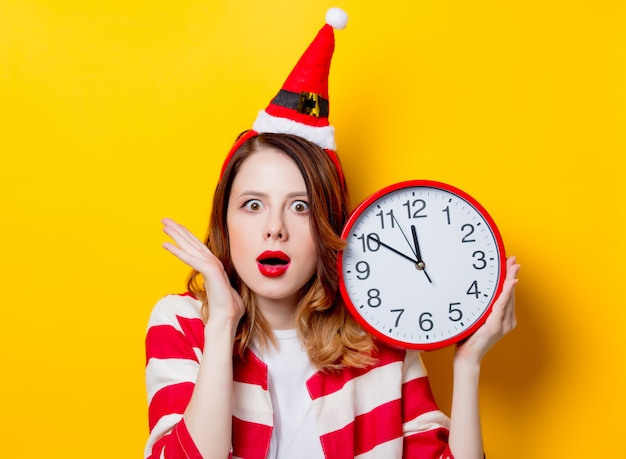 Mujer con sombrero de santa claus con reloj